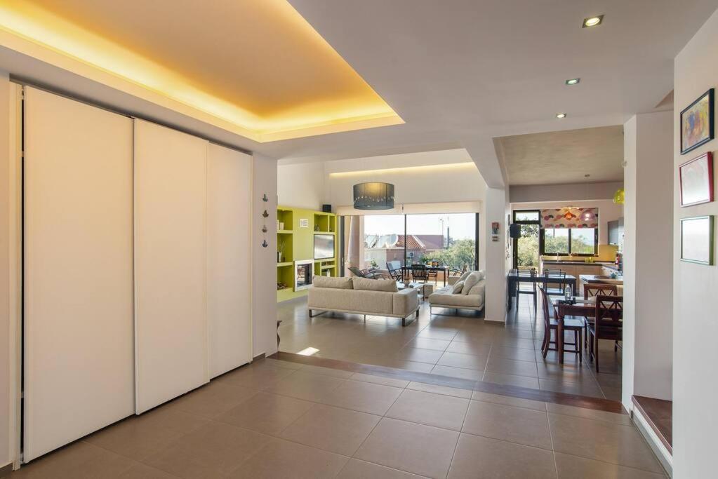 Dream's House - With Pool & Stunning Views * Daratsos